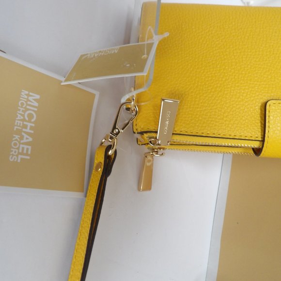 COPY - Michael Kors Jet Set -Pebble Leather Ph Wristlet - Picture 15 of 16